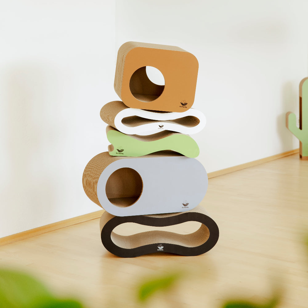 Stapel aus farbigen Katzenkratzmöbeln aus Wellpappe – modernes Design für Katzen und Wohnräume
