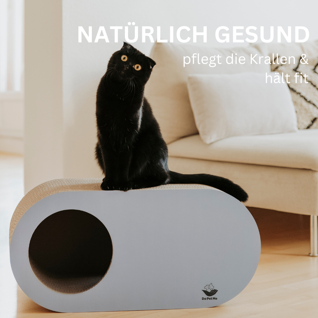 Schwarze Katze auf modernem Kratzmöbel aus Wellpappe mit Text: Natürlich gesund – pflegt die Krallen & hält fit.