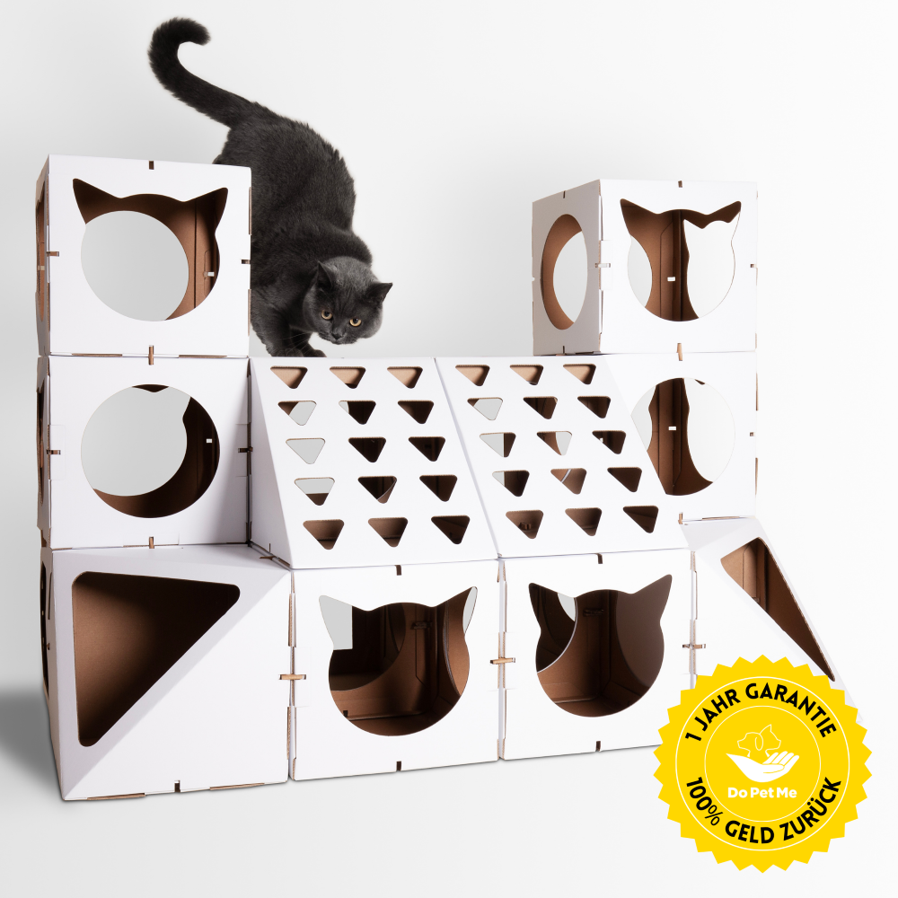 Weißes Royal Castle Katzenhaus von DoPetMe mit einer spielerischen Katze, umweltfreundlich aus recycelbarem Karton.